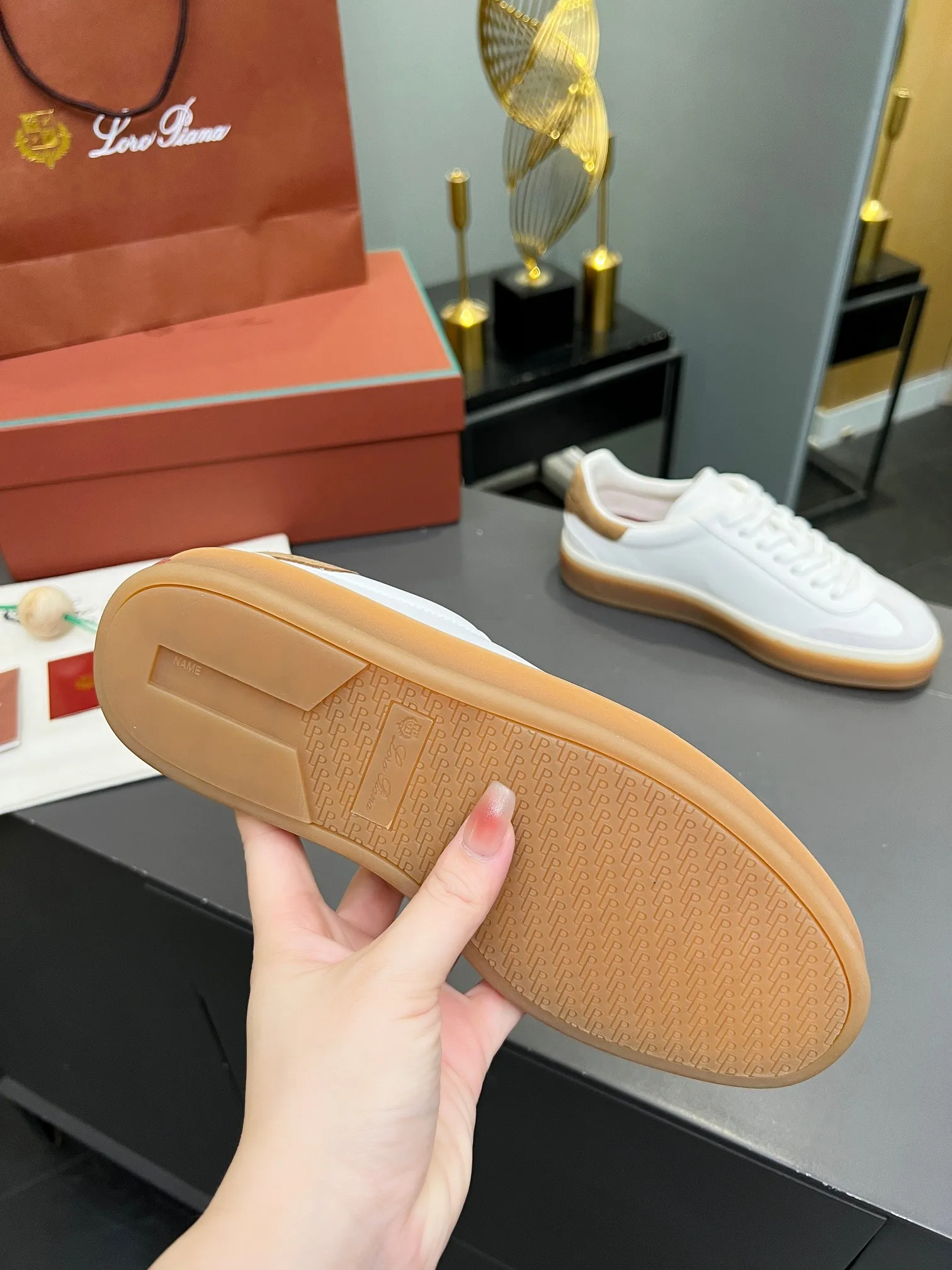 Men's shoes 💰600 purchasing agent, high version 🦅⛳️ Italy [Loro Piana] Tennis walk series LP couple's moral training shoes casual sports shoes sneakers 🎁🎁 Original purchase development and production This new suede tennis shoe adopts an ultra-low design, suitable for wearing all year round 👫👫 The wrapped sole creates an effortlessly attractive color combination that harmoniously blends functionality with understated style, making it the ideal shoe for urban wear. Soft calfskin tongue with Kummel color insert at the heel, cotton lace upper with embossed LP logo, cowhide suede sole, rubber-lined calfskin ✦Upper: imported first-layer cowhide➕customized original cowhide ✦lining: cowhide lining➕cowhide insole ✦sole: original molded TPR ultra-light outsole ✦packaging: original complete package ✦Female size: 35--40 ✦Male size: 39--45